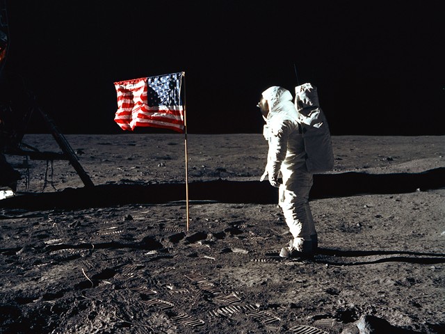 американский флаг на луне